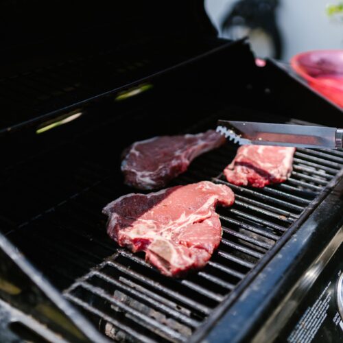 Weekend na wsi smakuje lepiej – Jak wybrać idealny grill Weber do letnich spotkań na świeżym powietrzu